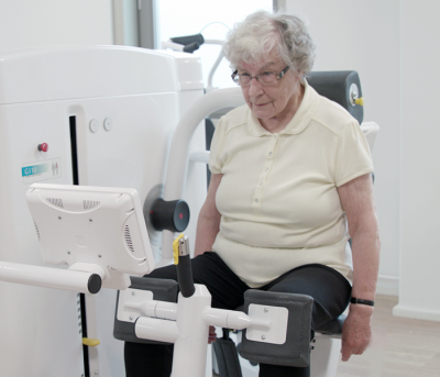 Oude vrouw DAVID training lage rug